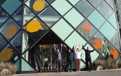 【岡山理科大学】壁面ガラスに３種類の恐竜の歩行足跡を展示！