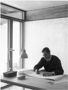 ポール・ケアホルム　自邸にて　 1961年頃　 Photo courtesy of FRITZ HANSEN