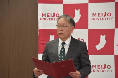 あいさつする野口学長