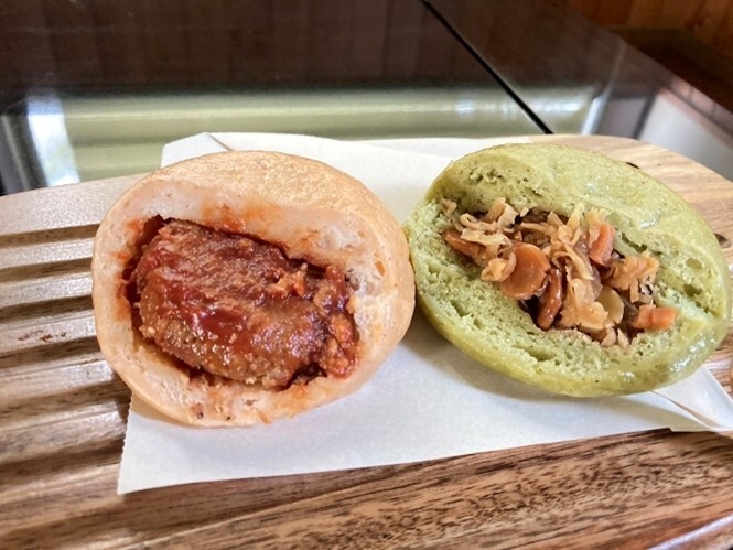 「野菜のお焼きシリーズ」 左:赤い大豆ハンバーグ 右:打ち豆と切り干し