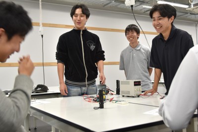 談笑する参加高校生と学生