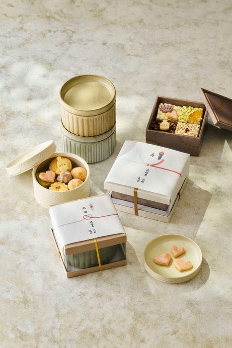 波佐見陶箱クッキー(左)と、波佐見陶箱ポン菓子ショコラ(右)