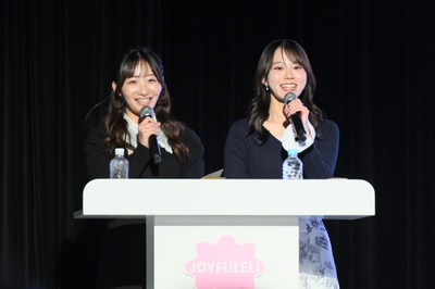 MCは振袖TEENS OGの石川翔鈴（左）と本望あやか（右）