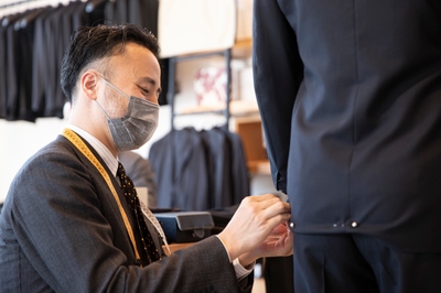 オーダースーツを採寸する三上さん