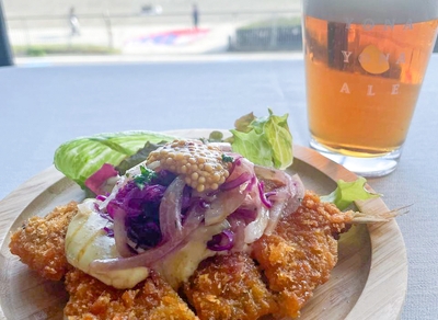 アジフライとクラフトビールのセットのイメージ