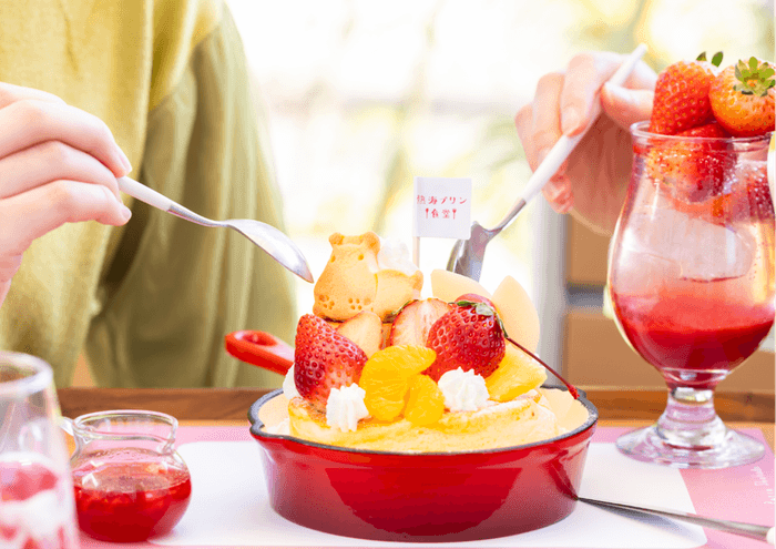 プリンアラモードパンケーキ~いちごソースがけ~