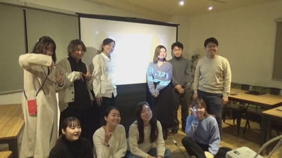 高橋悠太さんとメンバーの集合写真