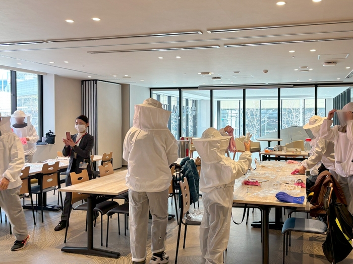 蜂防護服に着替え