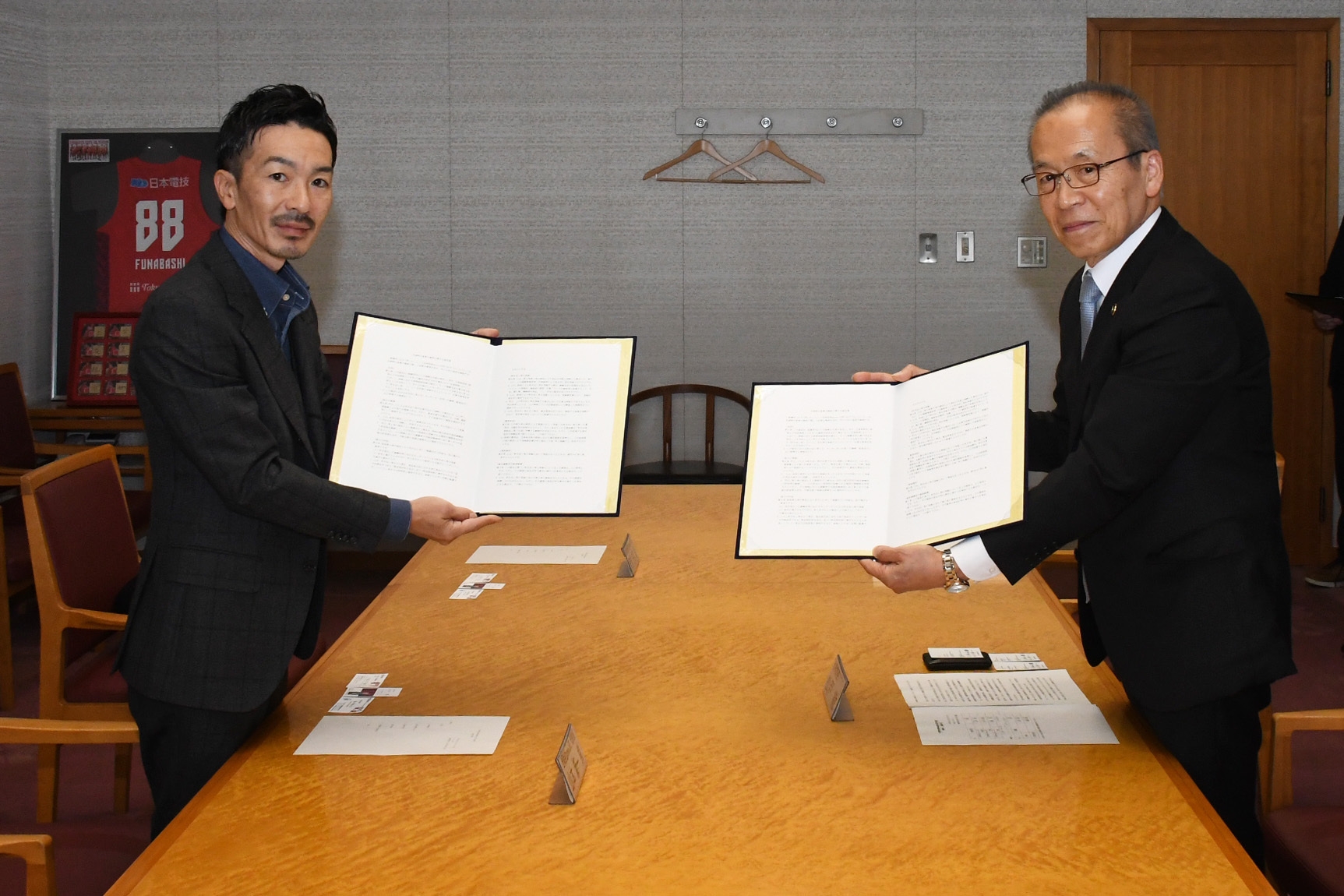 写真左:山本代表社員/右:松戸徹市長 3