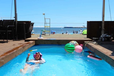 プール付きの海の家