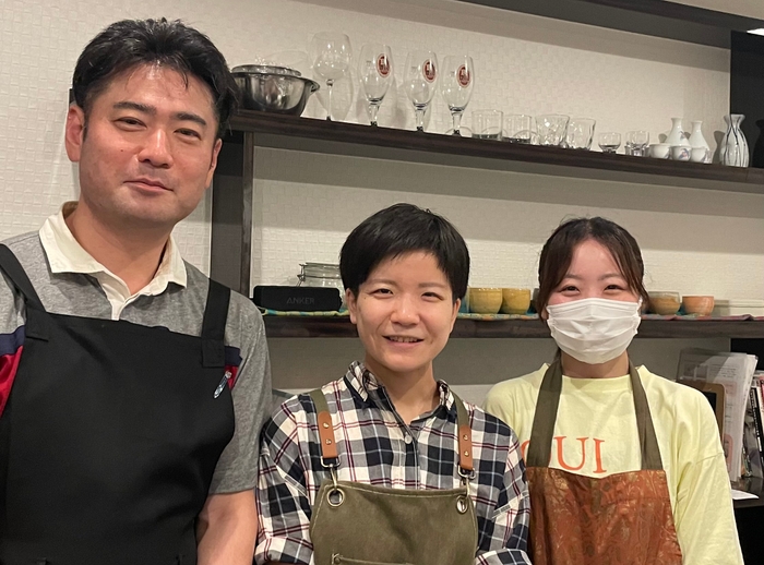 店主ほくとぅーさん(中央)と仲間たち