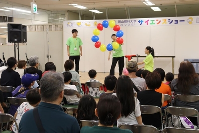 科学ボランティアリーダーによる空気の力を利用したサイエンスショー
