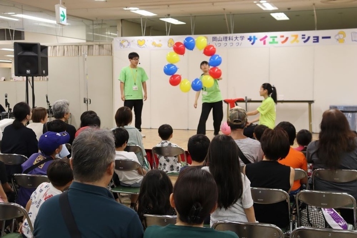 科学ボランティアリーダーによる空気の力を利用したサイエンスショー