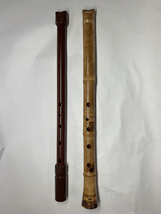 旅のお供の尺八。左は水道管、右は竹製