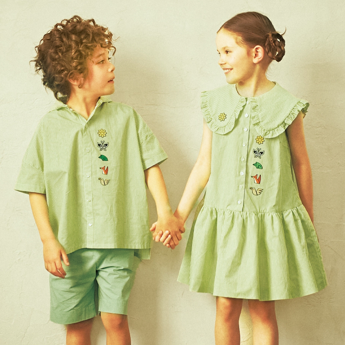 シャツ 13,200円~14,300円 ドレス 15,400円~16,500円(すべて税込)