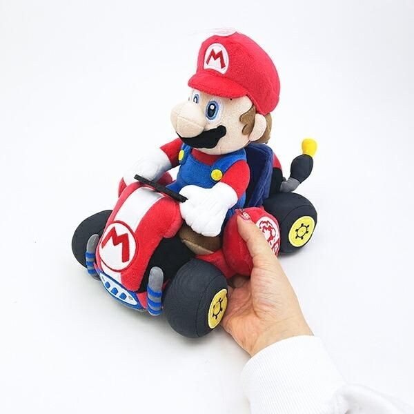 大人気ゲーム「マリオカート」のぬいぐるみ。勢いあるデザインに存在感