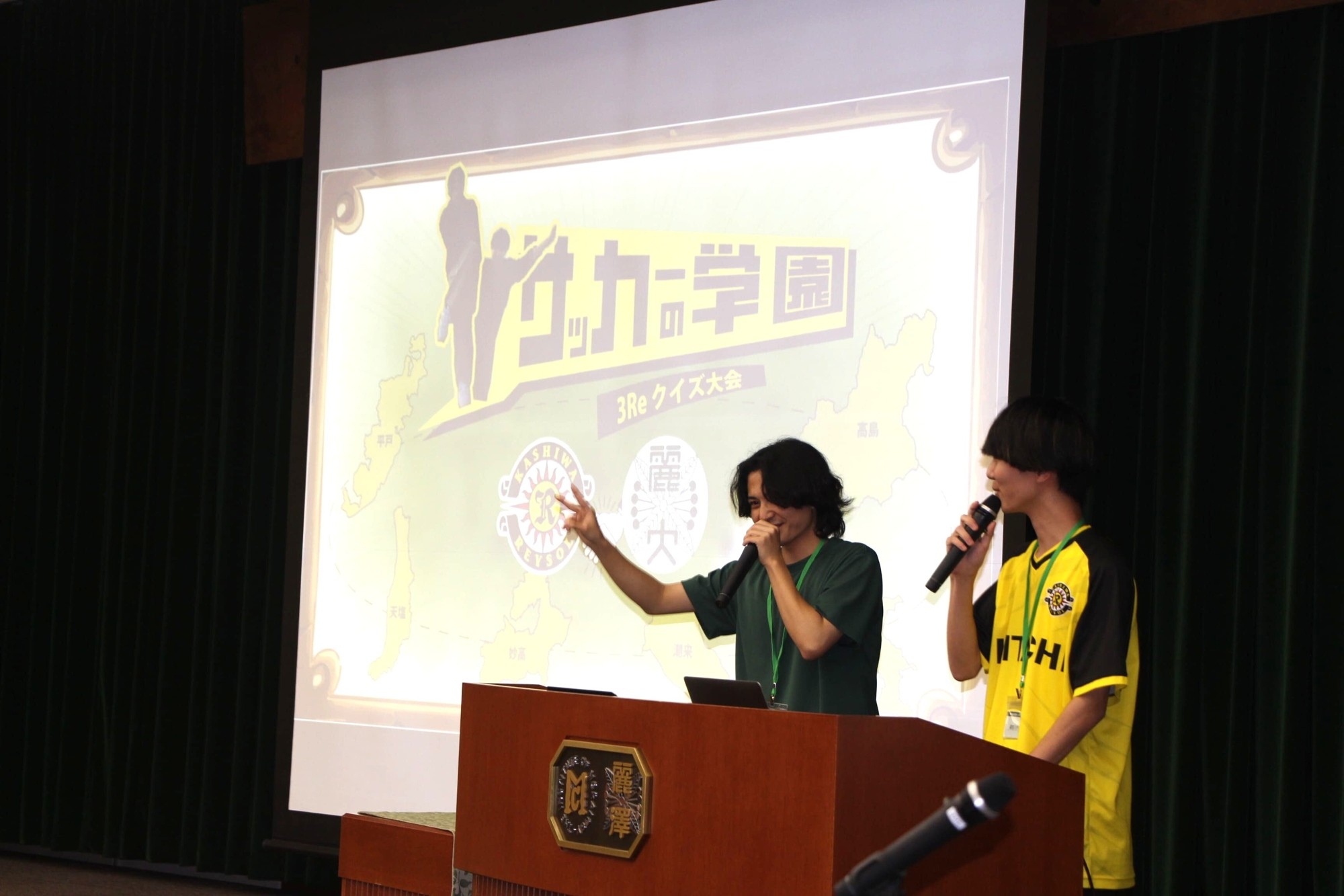 オリジナルムービーやAIを使ったクイズで盛り上げてくれました (工学部2年次生 阿部 至恩さん・大塲 史温さん)