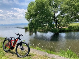 2025年3月22日(土)より、いなチャリ再開！ 今年から電動キックボードレンタルも正式開始！ 猪苗代の雄大な自然を満喫しよう！