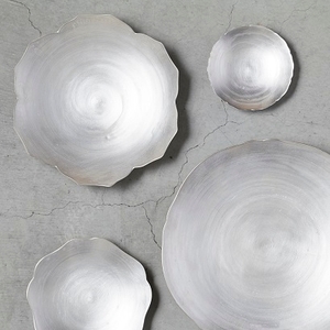 光（新色）　一皿ずつ、銀粉を刷毛塗して焼き付けて製作します。上品な輝きが食卓を引き立てます。