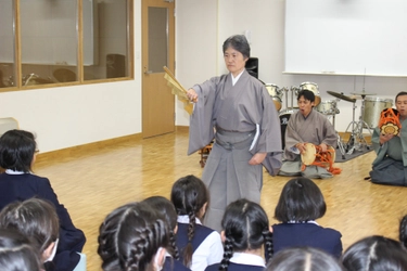 日本の伝統文化「能」に触れる　大阪信愛学院小学校が文化芸術鑑賞・体験の特別授業を実施