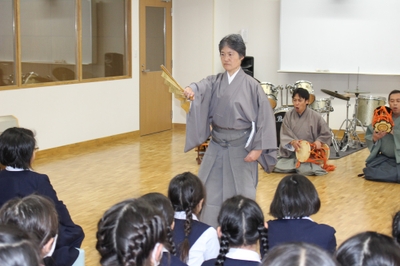過去に大阪信愛学院小学校で開催された能楽体験教室の様子