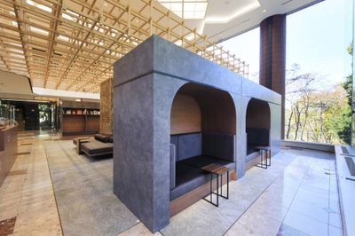 ＜ラウンジ＞ 田園を望むラウンジでは、ぽんしゅや新潟発祥の柿の種をお愉しみいただけます。