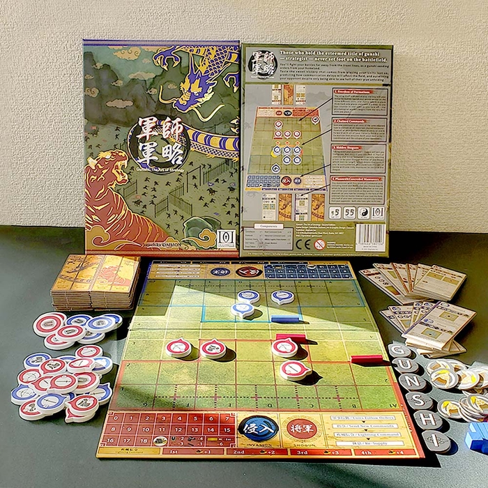 手札カードは約2mmと一般的なボードぐらいの厚みで竹簡風のデザイン(画面左)、金の箔押しパッケージなど