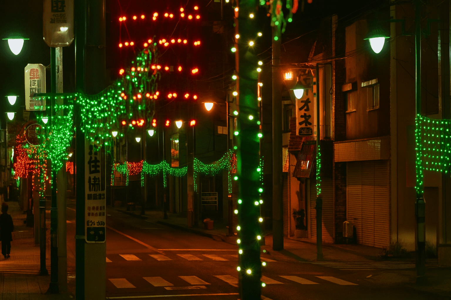 商店街の街路灯をむすぶイルミネーション(イメージ)