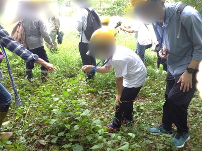 過去開催の様子（※ツアー当日、ルーペの使用はございません）