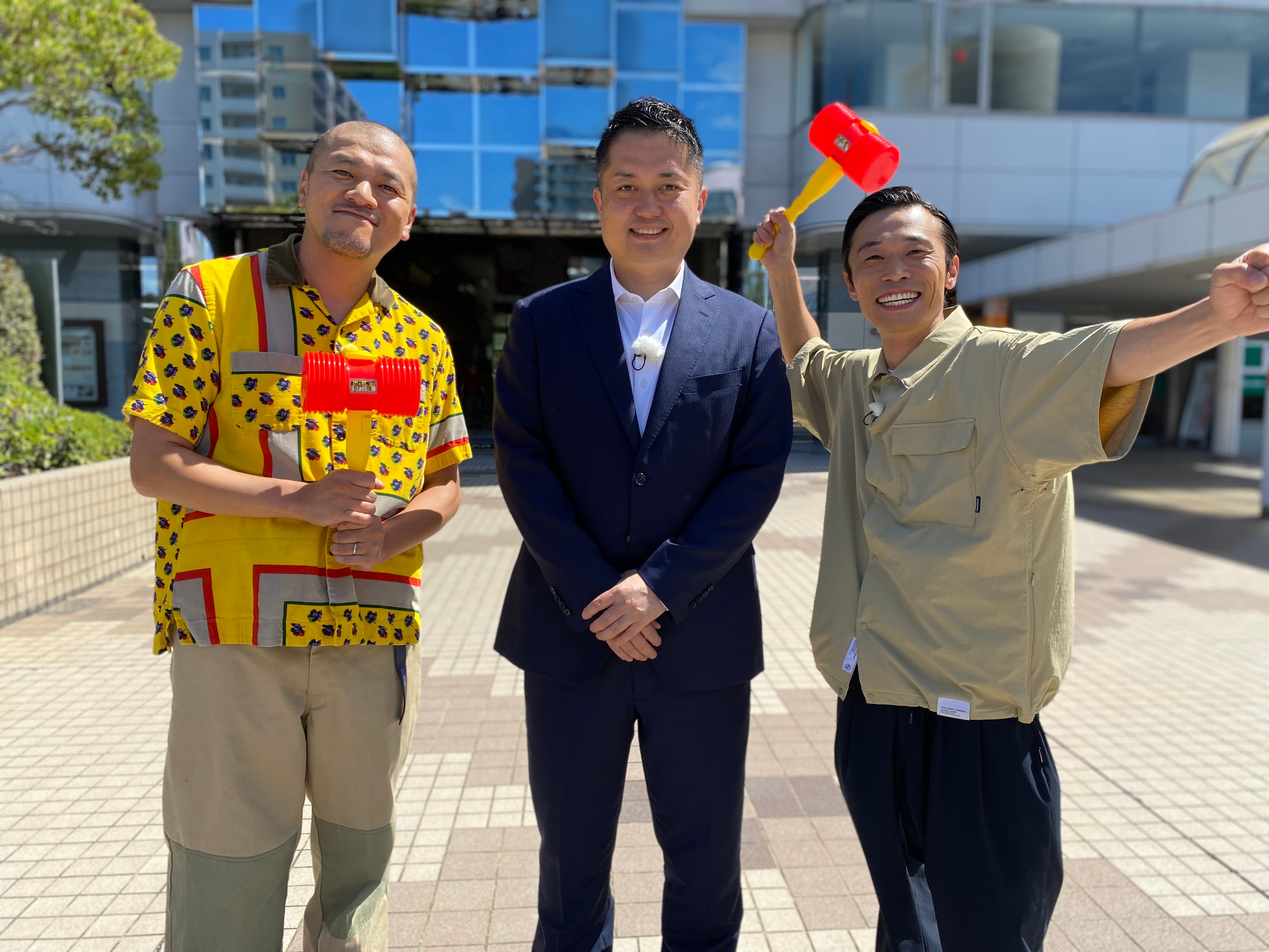 左から 竹内まなぶ(カミナリ)、浦伸嘉社長(広島ドラゴンフライズ)、石田たくみ(カミナリ)