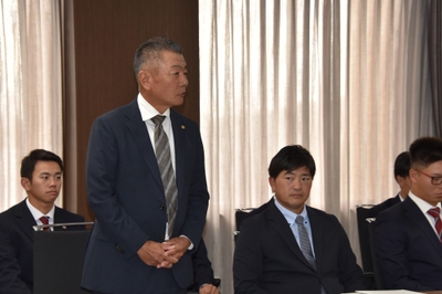 明治神宮大会に向けて抱負を述べる安江監督