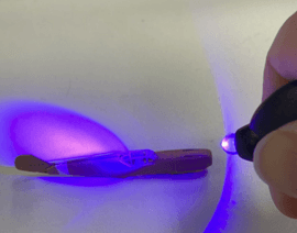 付属の専用ライトを照射して硬化