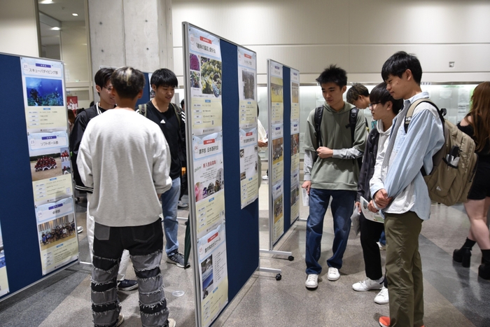 ポスターからクラブの情報を収集