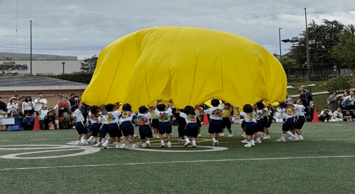 近畿大学附属幼稚園が運動会を開催　鼓隊演奏や組体操などを通じて自尊心や達成感を育む