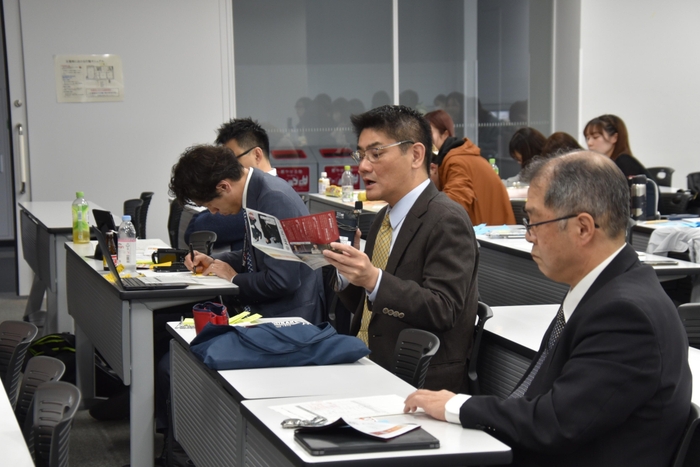 発表ごとの講評を述べる学務センターの伊川正樹センター長(法学部教授)