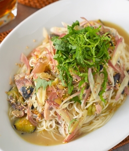 パパイズムさん「さば缶と焼きなすのそうめん」