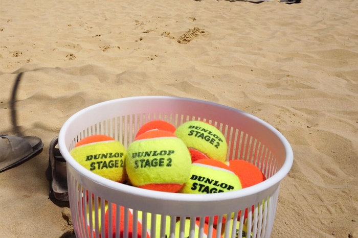 ビーチテニスコートではダンロップのプレイ&ステイ※2用 テニスボール「STAGE 2 ORANGE」が使用された