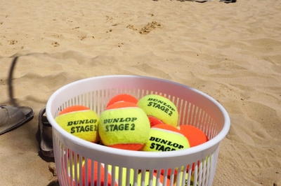ビーチテニスコートではダンロップのプレイ＆ステイ※2用 テニスボール「STAGE 2 ORANGE」が使用された