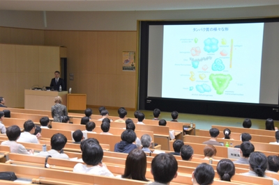 講演会には200人が来場