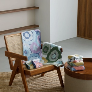 多彩な花柄を美しく表現、多色ジャガード技術を生かした 今治タオル「モニ」シリーズからハンドタオルが登場！