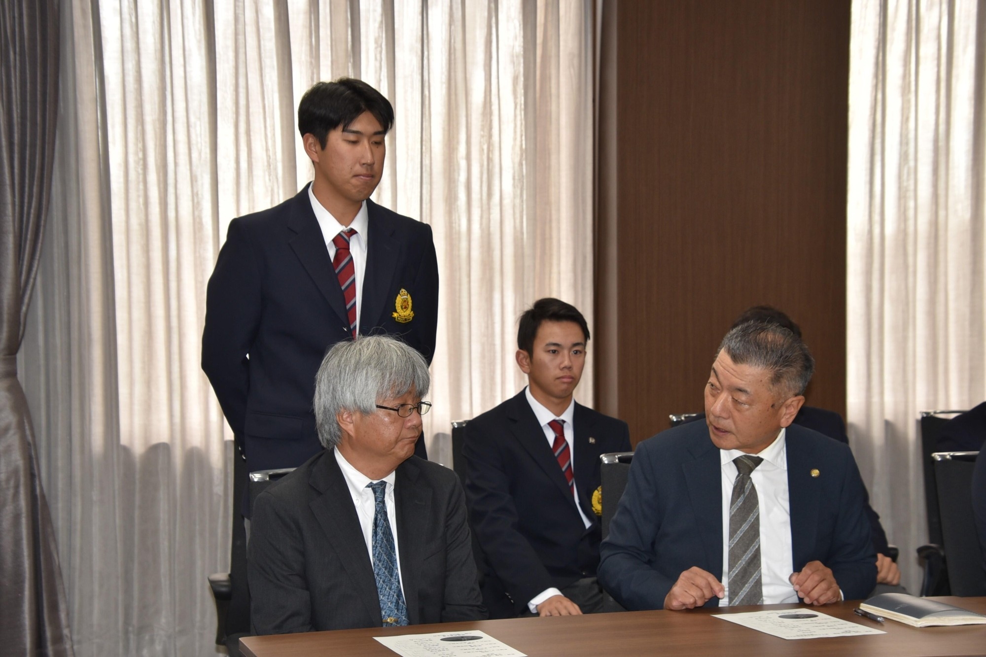 王座決定戦で好投し、安江監督から紹介された池田翔紀投手(経済学部4年)