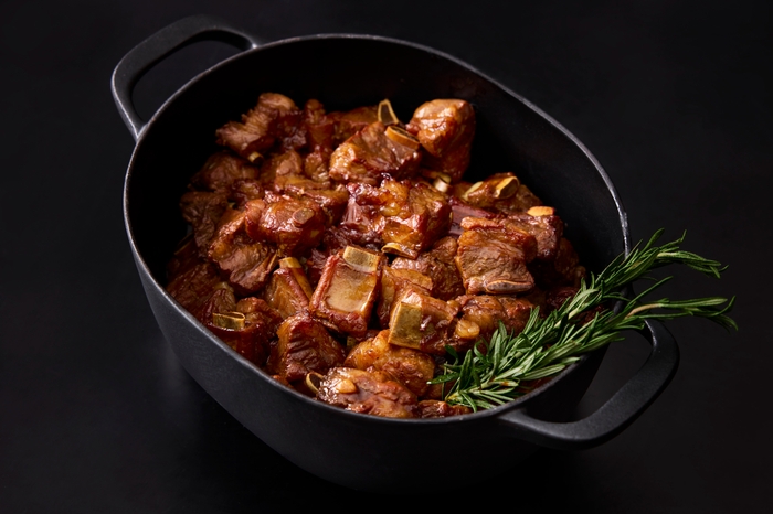 鮮やかな照りが目を惹く骨付きスペアリブ