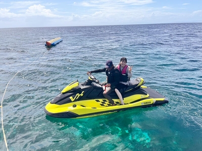 週末はアクティビティに参加。アイランドホッピングをして、水上バイクにも挑戦しました。