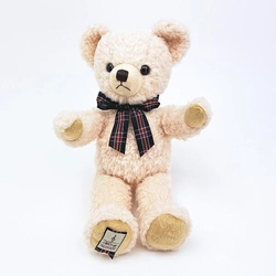 くまのメロディが魅せる、上品な甘さ。マグネットでポーズも楽しめる大人可愛いぬいぐるみ