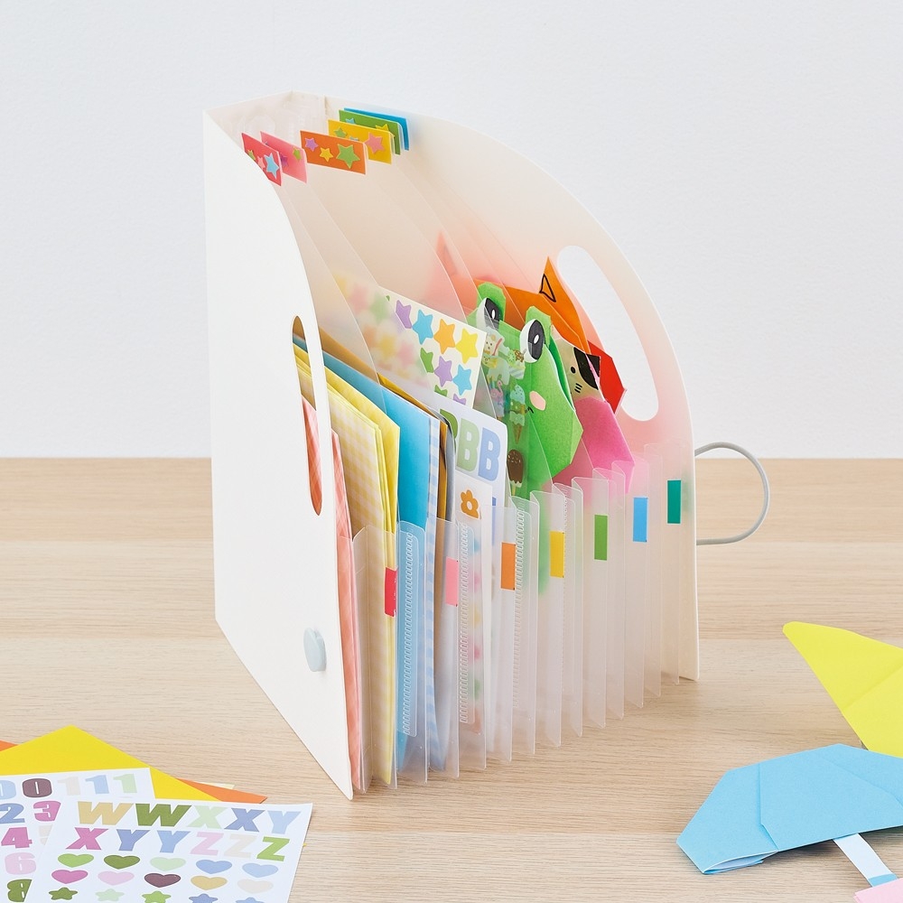 お子様の折り紙やシールなどの細かな作品の収納や仕分けに。