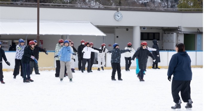 近畿大学附属豊岡中学校が1年生対象の「スケート実習」を実施 地元のリンクで行う伝統ある体験実習