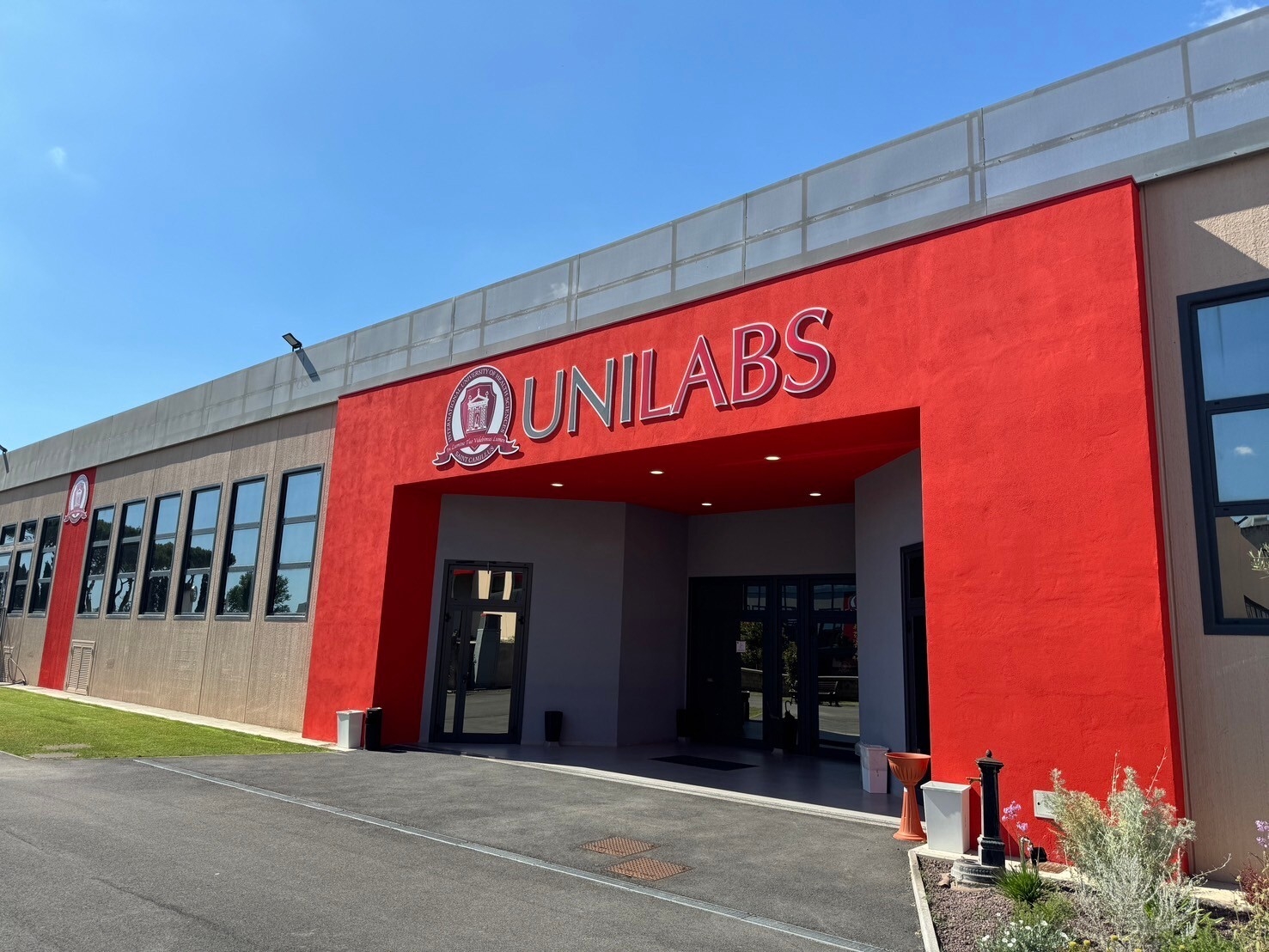 ユニカミラス大学キャンパス(外観)