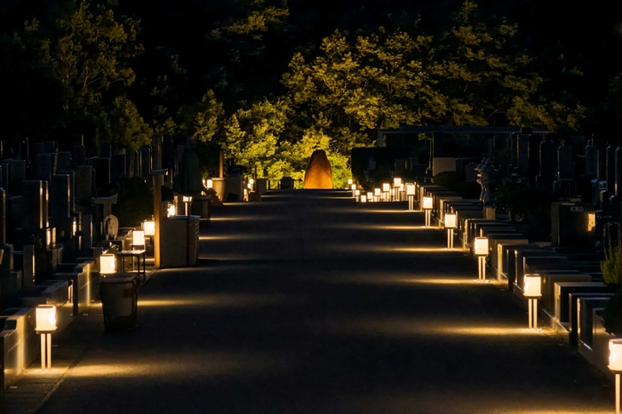 船橋昭和浄苑の「浄縁墓」へ向かう参道が光の橋のように見えます