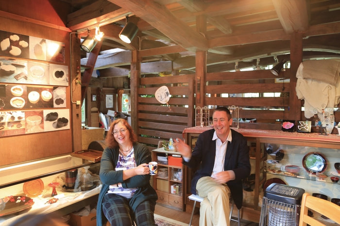 よき理解者で協力者のご主人クライブさんと自力で改造した古民家のアトリエ(輪島)にて