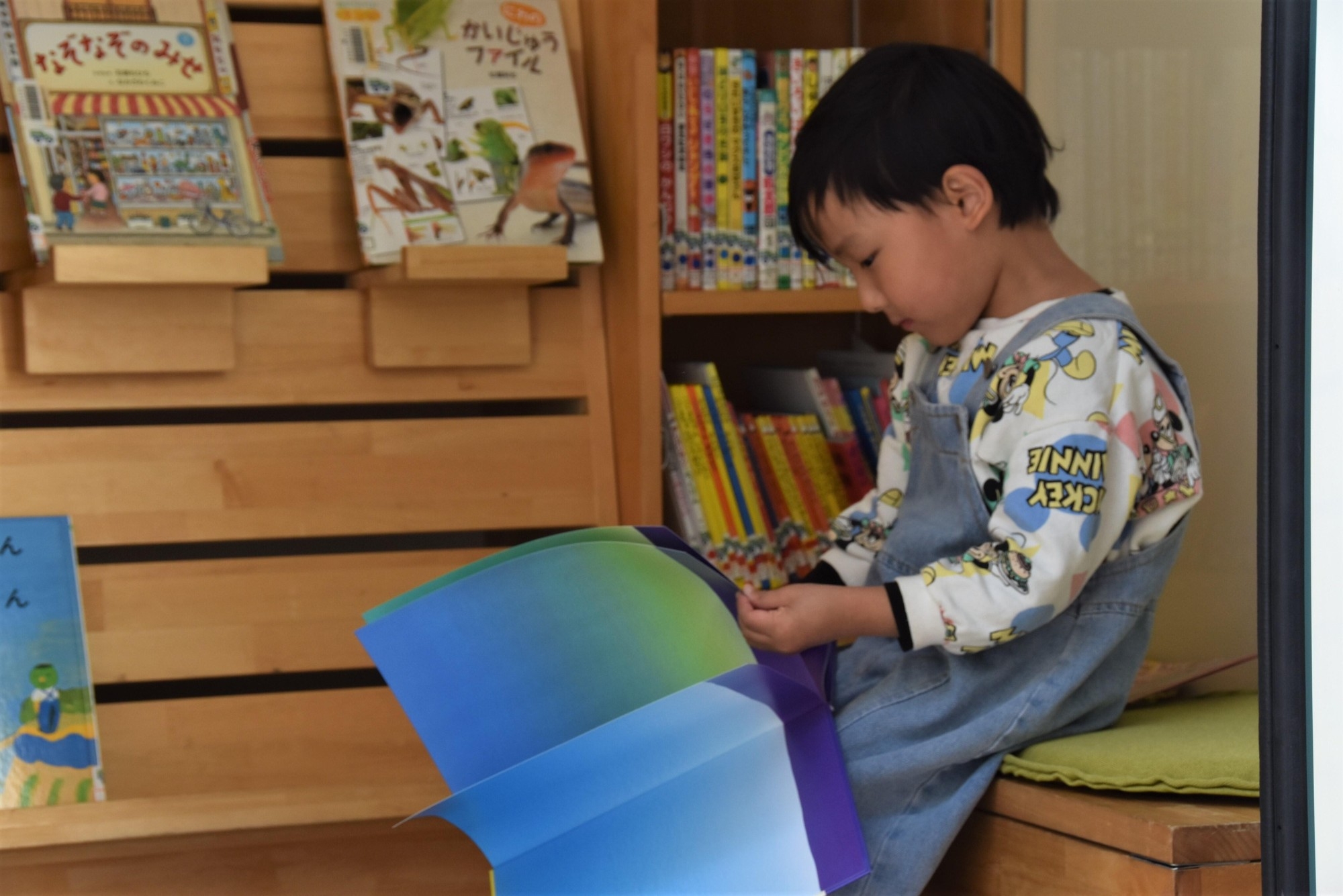 「Book Worm号」の中でも絵本が楽しむ子供たち